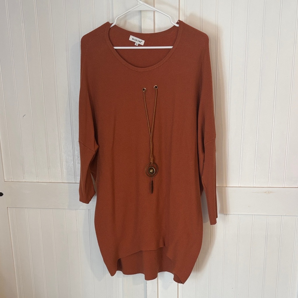 Bluoltre high-low, Elegant Rust Tunic Top w/necklace. Size TU (US XXL)